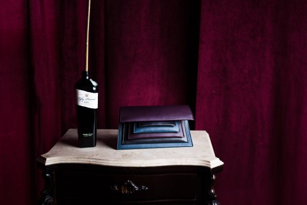 Pochette Mide, in vera pelle, forma piramidale, con tracolla staccabile