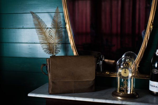 Borsa messenger in pelle martellata, colore verde scuro