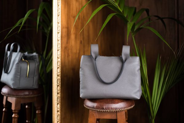 Borsa toffee small, in pelle colore grigio