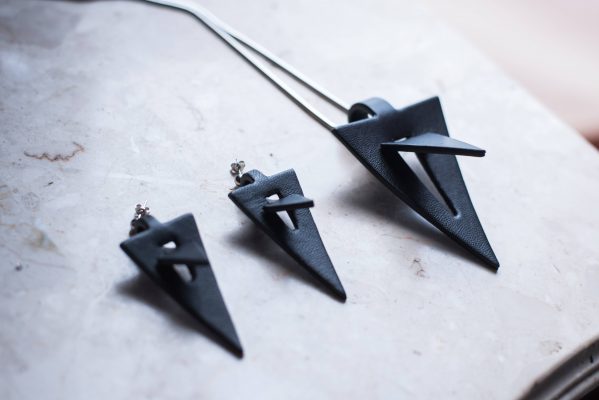 Pendente in pelle e orecchini in pelle , colore nero