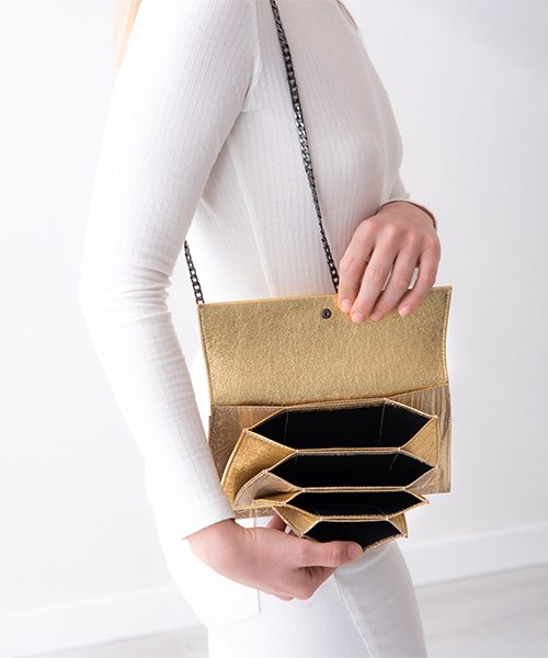 Pochette Mide in pelle dorata, dettaglio taschini interni per carte di credito