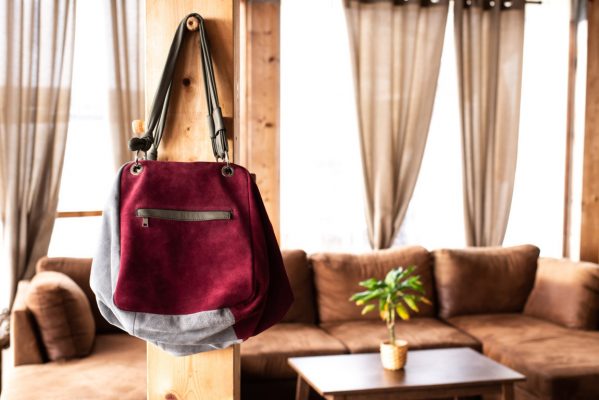 Borsone in pelle, colore grigio e bordeaux