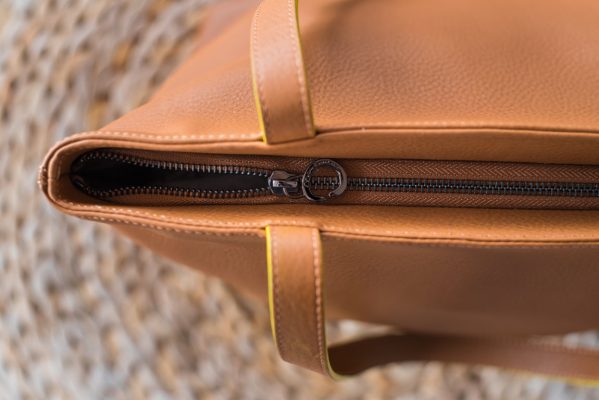 dettaglio chiusura borsa in pelle, colore cuoio