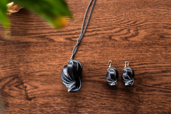 Bijoux Shell, orecchini e collana, in pelle colore nero