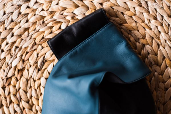 Pochette Kyo da polso, in pelle, colore nero e blu