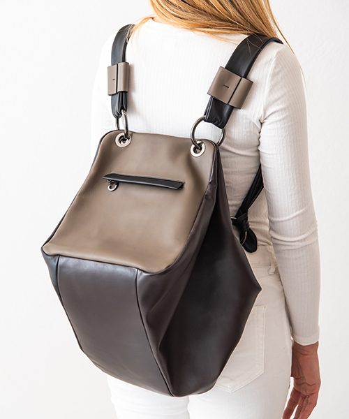 Zaino Diu trasformabile in borsa a spalla, realizzato in vera pelle, colore marrone, nero e fango. Made in Italy