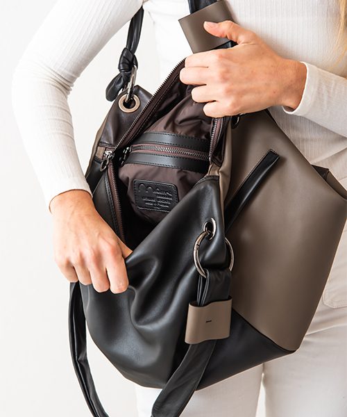 Borsone Diu, dettaglio interno, taschino con zip, in vera pelle, colore marrone, nero e fango. Made in Italy