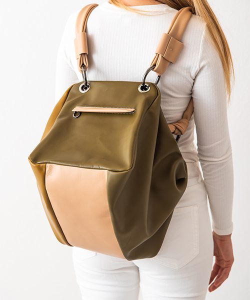 Zaino Diu, in vera pelle colore verde oliva, rosa chiarissimo e senape. In vera pelle. Made in Italy