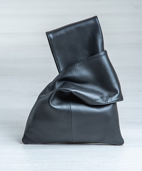 Pochette da polso modello Kyo, in vera pelle colore nero. Made in Italy