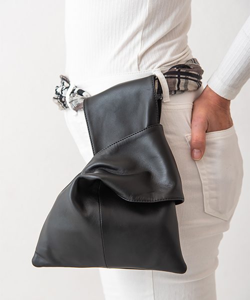 Pochette da polso modello Kyo, in vera pelle colore nero. Made in Italy