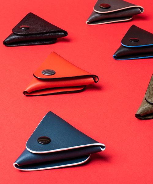 Portamonete in pelle, con bordino colorato