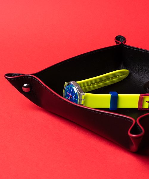 Svuotatasche in pelle , colore nero con bordino rosso.