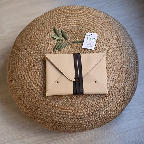 Pochette custodia per fotografie, in pelle color panna.