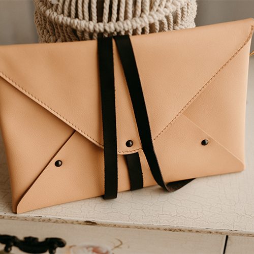 Pochette custodia per fotografie, in pelle color paglia.