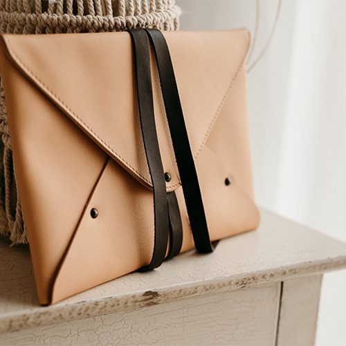 Pochette custodia per fotografie, in pelle color paglia.