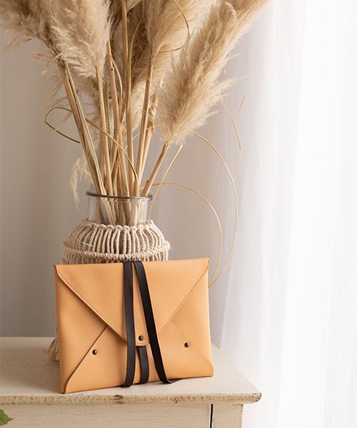 Pochette custodia per fotografie, in pelle color paglia.