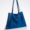 Borsa in pelle colore blu su cubo