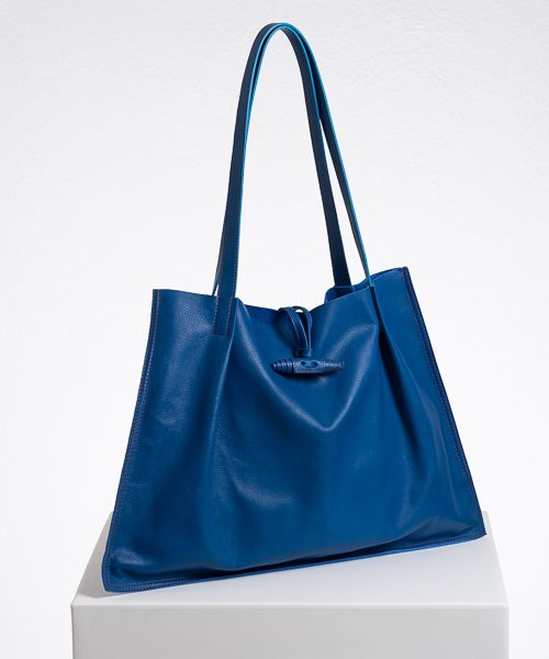 Borsa in pelle colore blu su cubo