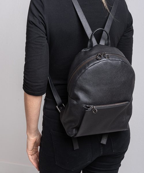 Zaino in pelle indossato, modello Tac, colore nero. Made in Italy