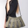 Borsa a spalla con tracolla rimovibile, in vera pelle colore verde oliva e grigio. Modello nica big