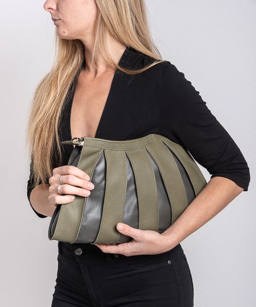 Borsa a spalla con tracolla rimovibile, in vera pelle colore verde oliva e grigio. Modello nica big