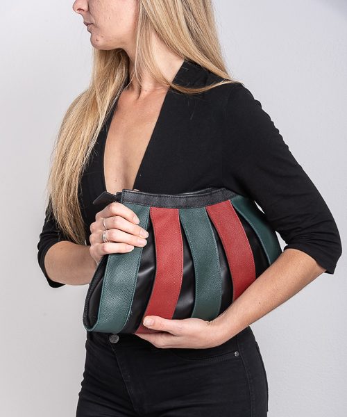 Borsa a spalla con tracolla rimovibile, in vera pelle colore nero, rosso e verde.. Modello nica big