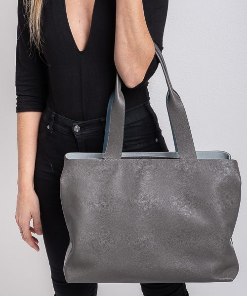 Borsa a spalla tre scompartimenti. Colore grigio, celeste e azzurro. Modello toffee big