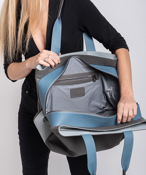 Borsa a spalla tre scompartimenti. Colore grigio, celeste e azzurro. Modello toffee big