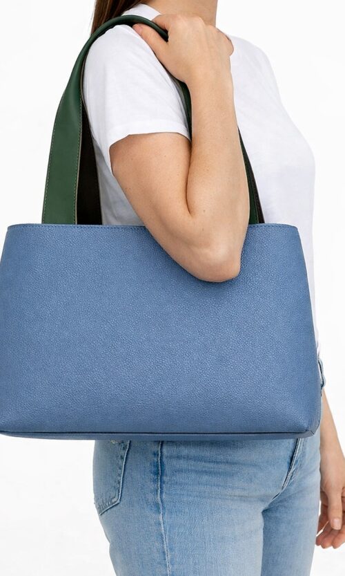 borsa a spalla artigianale in pelle azzurra con manici verdi indossata Momi Headmade