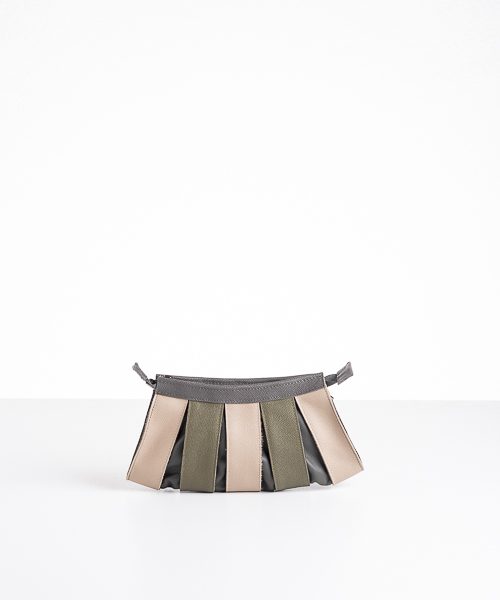 Pochette con tracolla rimovibile, in vera pelle colore beige, grigio e verde. Modello nica small