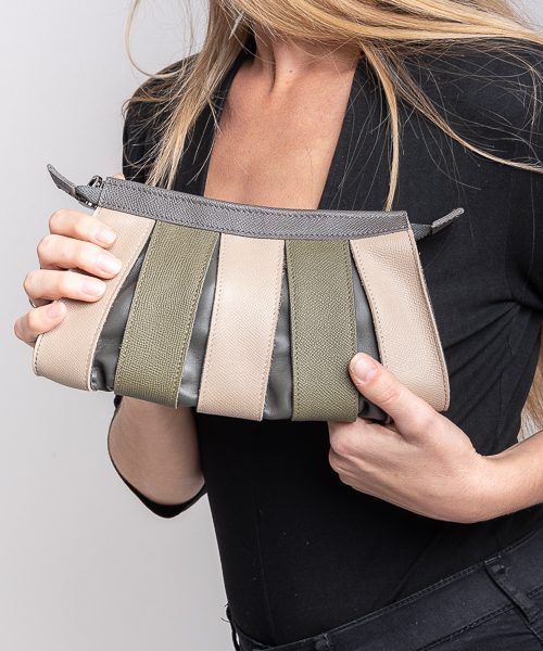 Pochette con tracolla rimovibile, in vera pelle colore beige, grigio e verde. Modello nica small