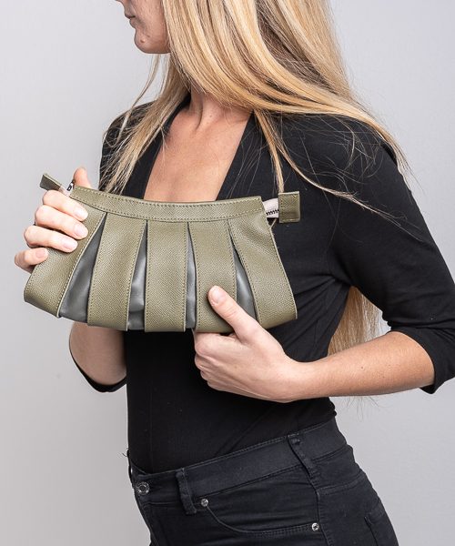 Pochette con tracolla rimovibile, in vera pelle colore grigio e verde. Modello nica small