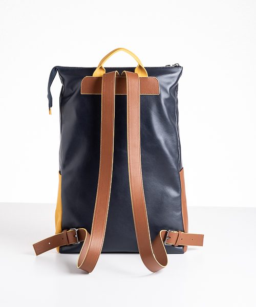 Zaino in pelle, tracolle regolabili. Colore marrone , blu e giallo. Modello Simo.