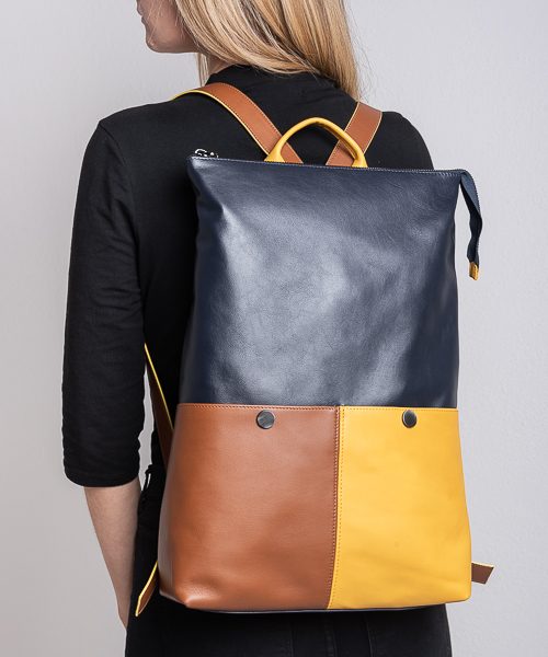 Zaino in pelle, tracolle regolabili. Colore marrone , blu e giallo. Modello Simo.