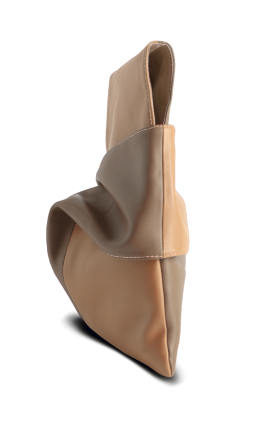 Pochette da polso modello kyo, in vera pelle colore cipria e fango. Made in Italy