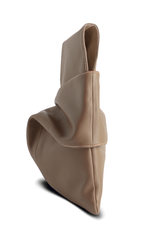 Pochette da polso modello kyo, in vera pelle colore fango chiaro. Made in Italy